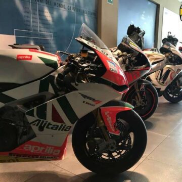 feature-aprilia-rd-factory-visit ביקור במפעל אופנועים: מחלקת המחקר ופיתוח של אפריליה
