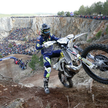 feature-superenduro-helmet-cams טראש טוק מהקסדה של רוכבי אליפות העולם בסופר אנדורו